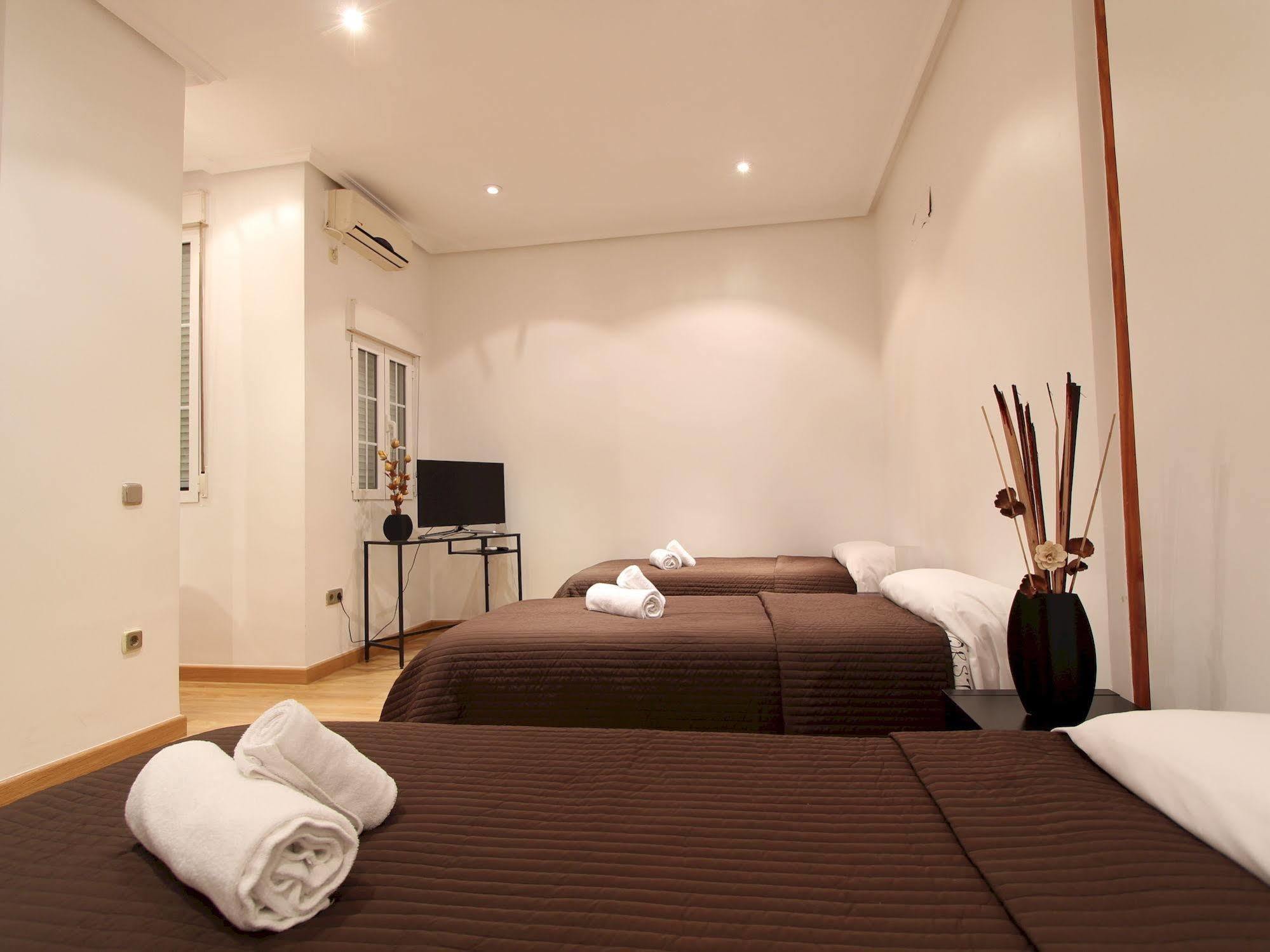 Apartamentos Good Stay Prado Мадрид Екстериор снимка
